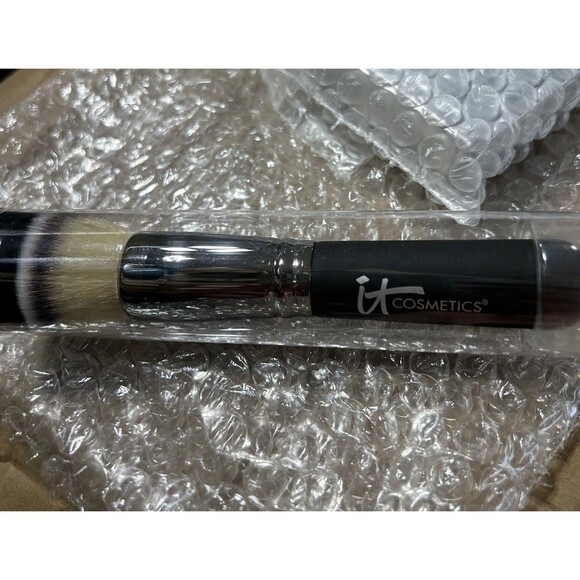 It Cosmetics Your Skin But Better CC+ Airbrush Perfecting Powder Light W/ Brush - Picture 2 of 4